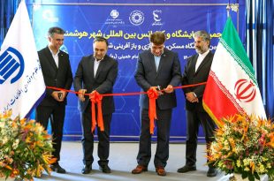 به گزارش اخبار ملت: مصلای بزرگ تهران این روزها میزبان بزرگ‌ترین رویداد فناورانه کشور به عبارتی ششمین نمایشگاه و کنفرانس شهر هوشمند و هوش مصنوعی ایران است، رخدادی که تلاشی در راستای ساخت ایران هوشمند، پایدار و فناوری ‌محور به شمار می‌رود و توسعه زیرساخت‌های شهری هوشمند، ترویج نوآوری، همچنین تبادل تجارب میان بخش‌های علمی، صنعتی و مدیریتی کشور از اهداف مهم مدنظر آن است، علاوه براین حکمرانی هوش مصنوعی برای ارتقای شهر هوشمند، پیوند دانش، نوآوری و مدیریت شهری، ترسیم مسیر تازه‌ را برای آینده شهر‌های کشور، ارتقا، کیفیت زندگی شهروندان، بهینه‌سازی خدمات شهری و فراهم آوردن محیطی پایدار و ایمن برای همه در آن مورد توجه قرار دارد.